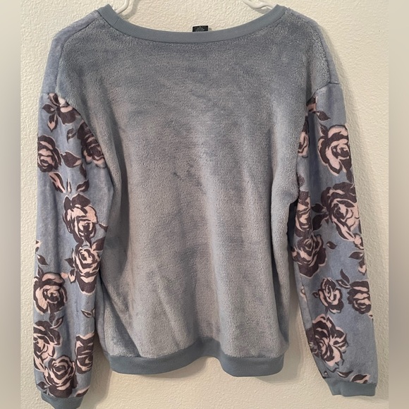 A soft and fluffy sweatshirt with “I found myself by getting lost” on the front - Picture 2 of 2